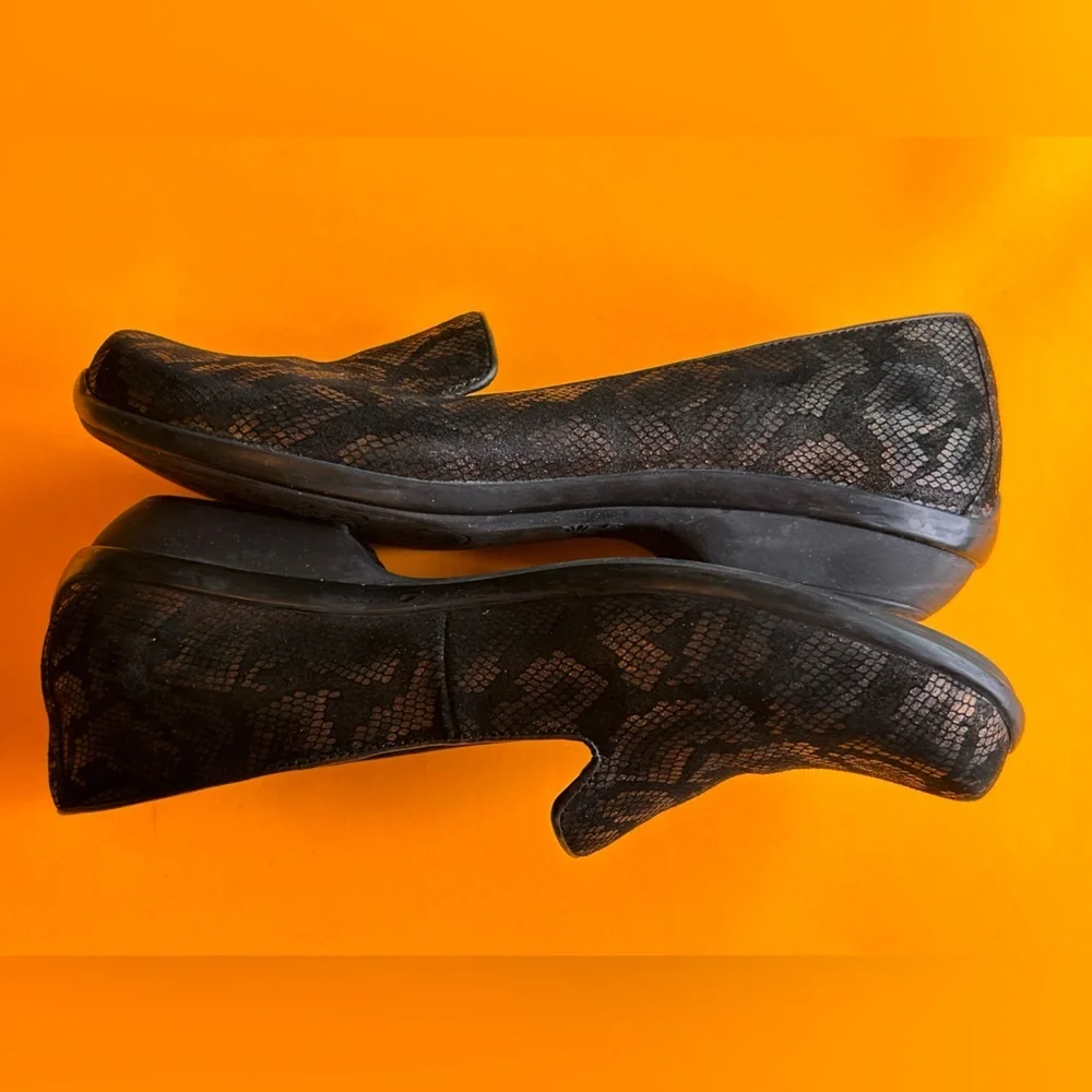 Dansko Vintage Olivia Black and Metalic Gold/Bronze Patterned Loafers 1” Heel - Picture 9 of 12